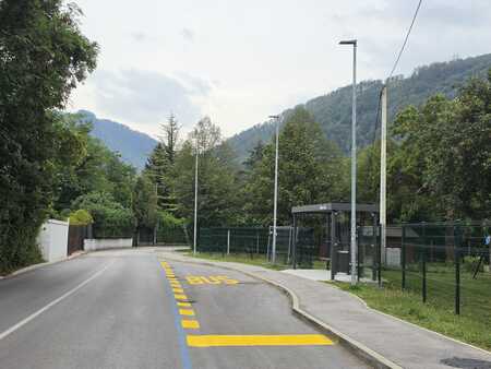 Avtobusno postajališče Tolmin Šola (Mojca Kragelj)